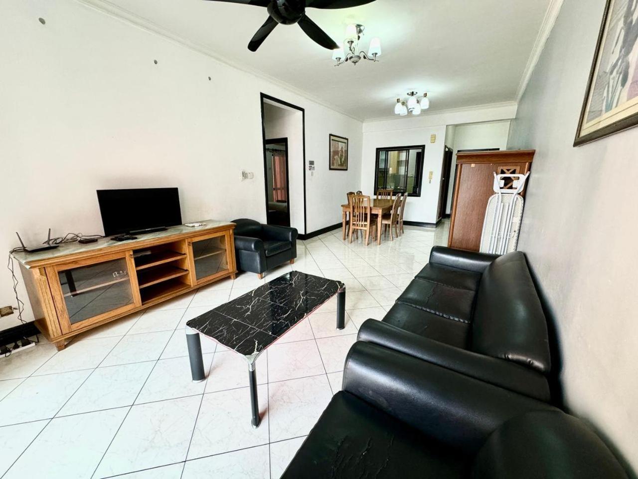 Marina Court Vacation Home 3 Bedrooms - โกตาคินาบาลู ภายนอก รูปภาพ